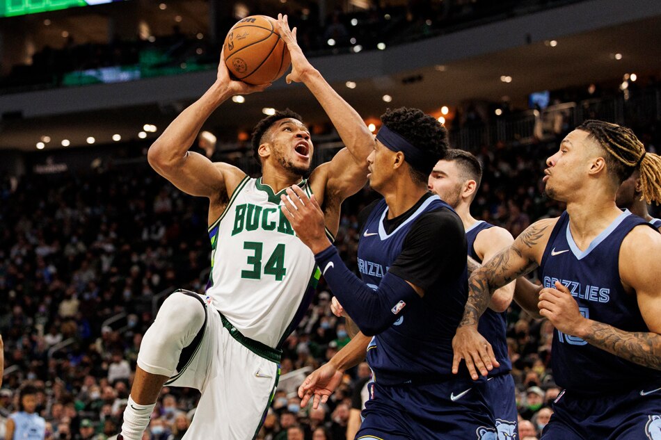  Milwaukee Bucks forward Giannis Antetokounmpo (34) shoots during the fourth quarter against the Memphis Grizzlies at Fiserv Forum. Jeff Hanisch, USA TODAY Sports/Reuters.