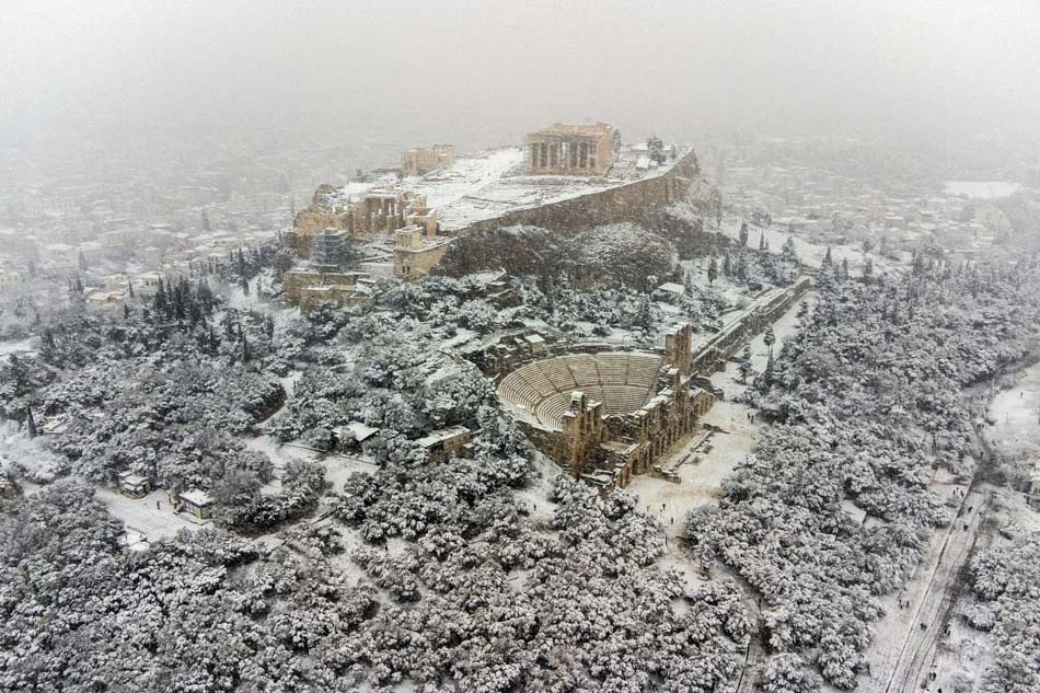 Heavy snowfall paralyses Athens
