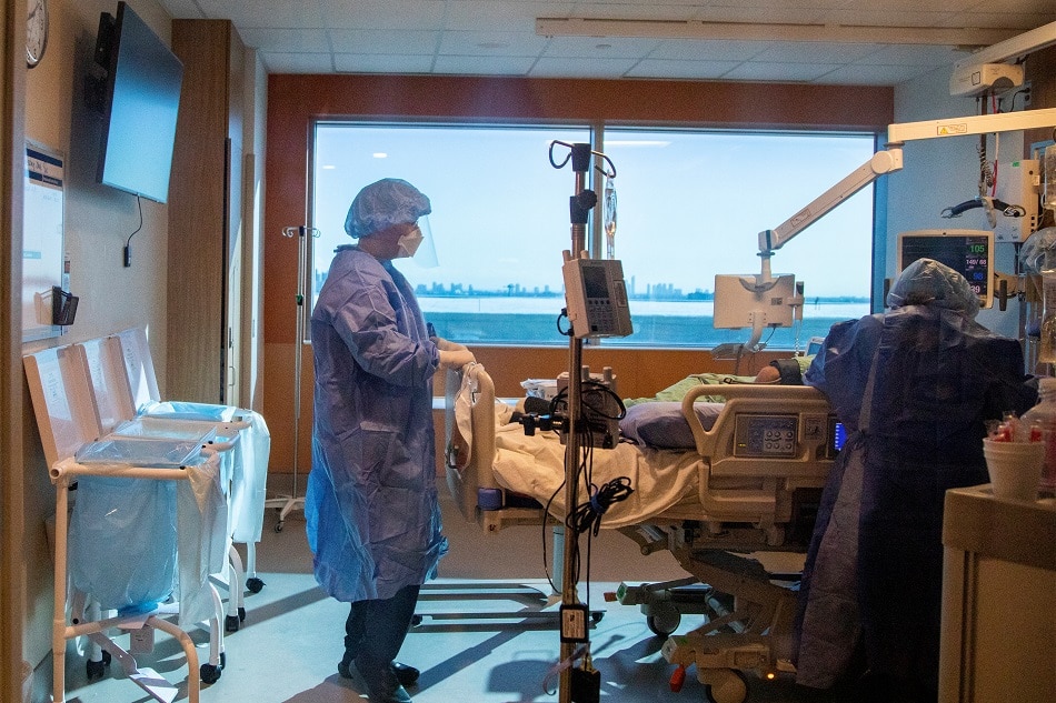 An ICU doctor speaks to a COVID-19 patient before intubation as the omicron variant continues to put pressure on Humber River Hospital in Toronto, January 20, 2022. Picture taken January 20, 2022. Carlos Osorio, Reuters