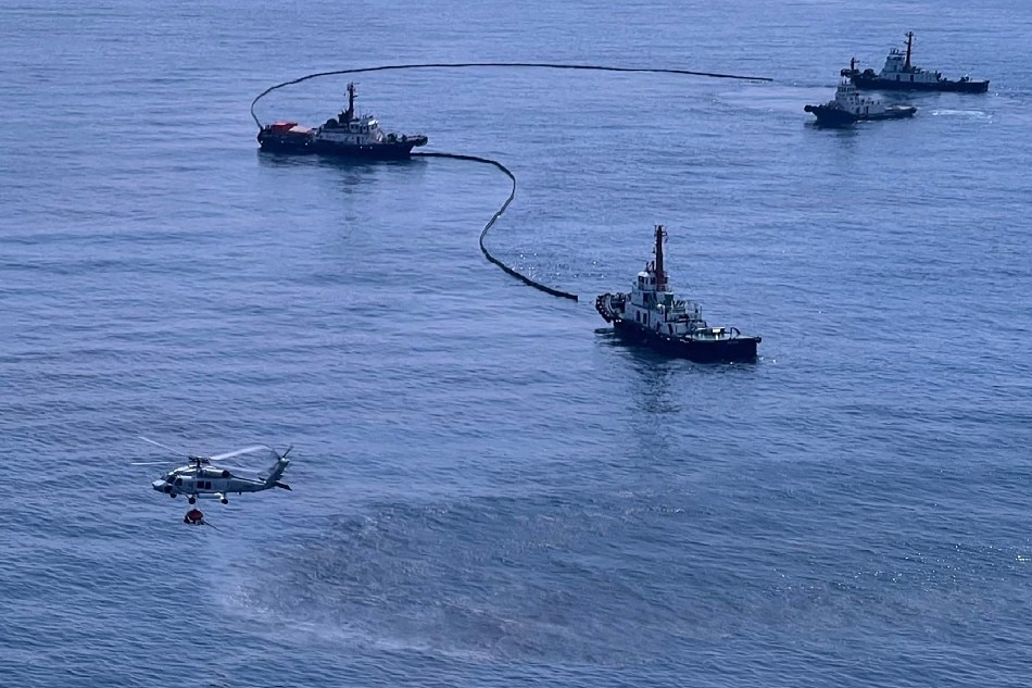 This handout from the Royal Thai Navy taken and released on January 27, 2022 shows the clean-up operation underway for a crude oil spill caused by a leak from an undersea pipeline owned by Star Petroleum Refining Public Company Limited in the Gulf of Thailand, near Rayong.  Handout / ROYAL THAI NAVY / AFP