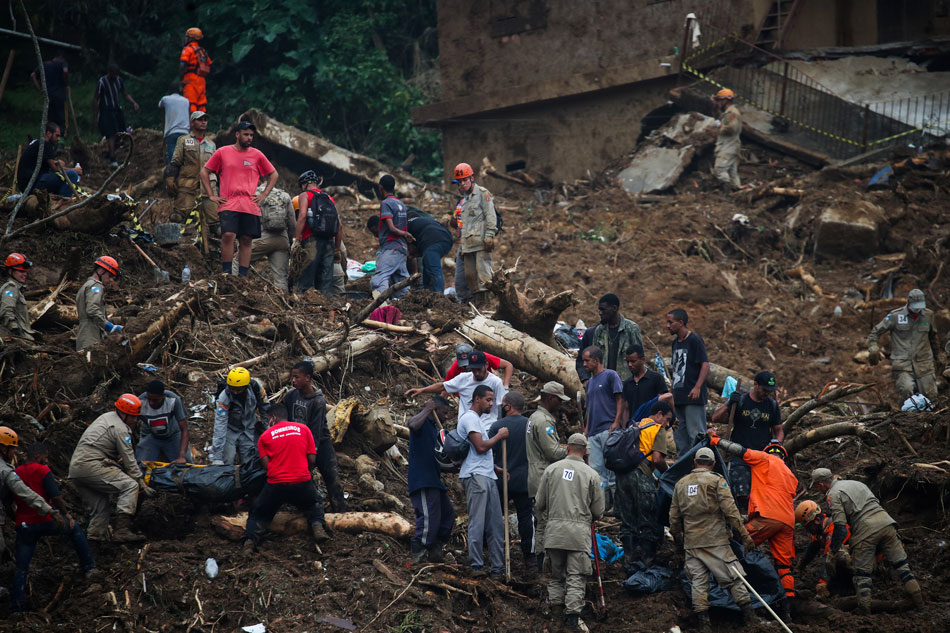 People carry bodies at a mudslide at Morro da Oficina after pouring rains in Petropolis, Brazil February 16, 2022. Ricardo Moraes, Reuters 