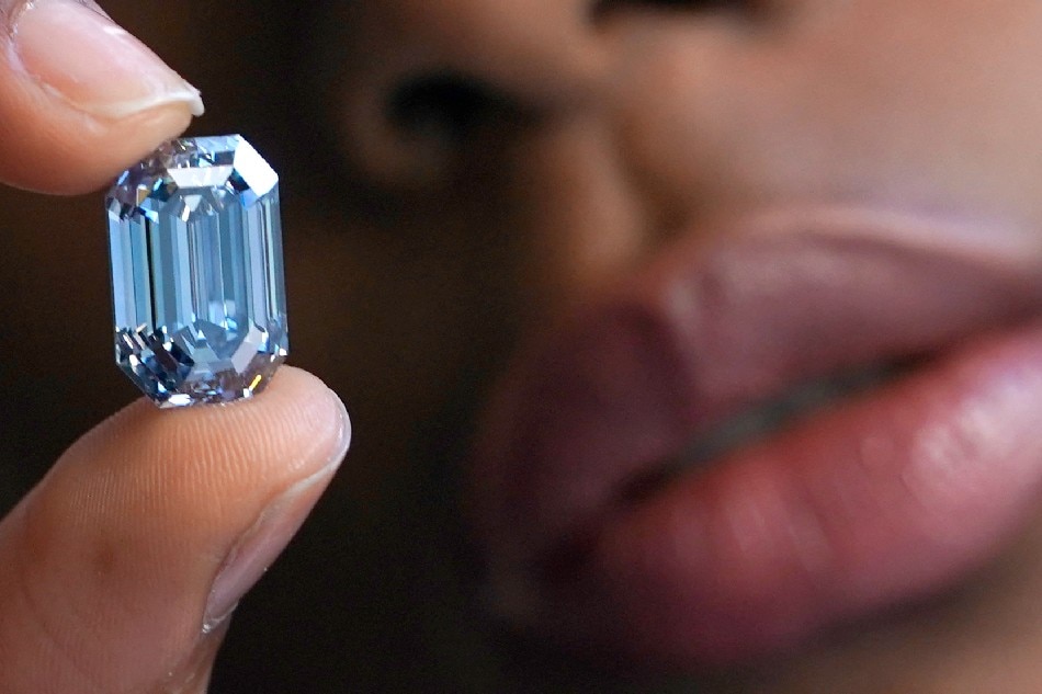 De Beers Cullinan - the rarest blue diamond at auction in Hong Kong -  LUXE.TV 