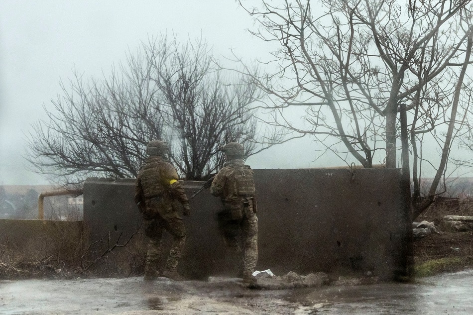 Service members of the Ukrainian armed forces take position near the port of Mariupol, after Russian President Vladimir Putin authorized a military operation in eastern Ukraine, in Mariupol, February 24, 2022. Carlos Barria, Reuters