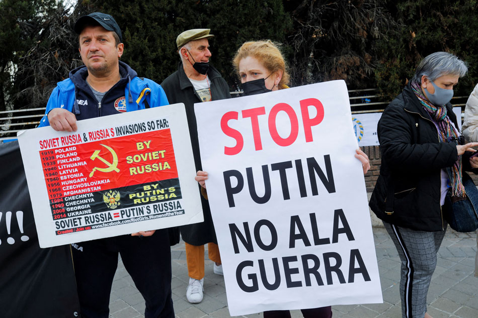  Ukrainians protest in front of the Russian Embassy, after Russian President Vladimir Putin authorized a military operation in eastern Ukraine, in Madrid, Spain, February 24, 2022. REUTERS/Jon Nazca