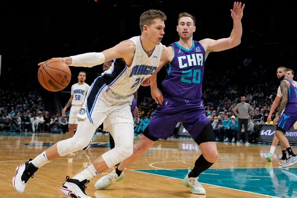 Magic center Moritz Wagner drives to the basket against Charlotte forward Gordon Hayward in their game on January 14, 2022. Jim Dedmon, USA Today Sports/Reuters