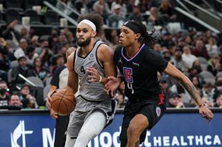 NBA: Spurs topple Clippers with late flurry