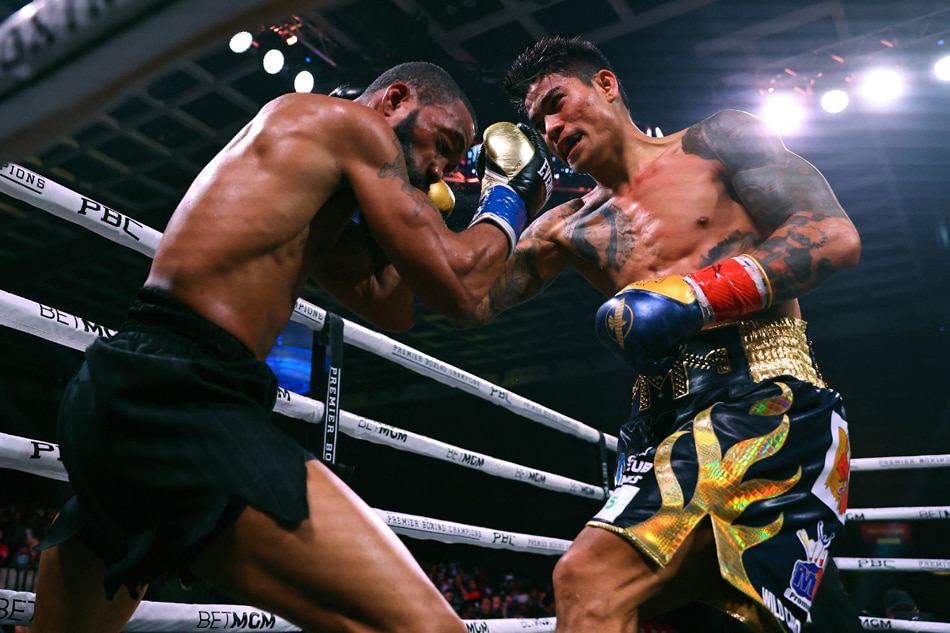 Gary Russell Jr. (left) fights Filipino boxer Mark Magsayo (right). File photo/ Mitchell Leff, Getty Images/AFP