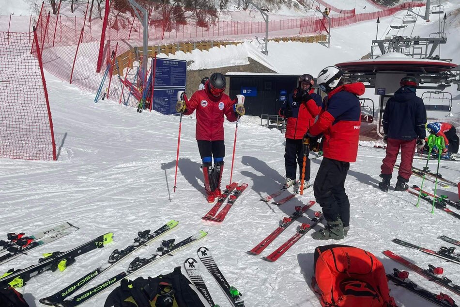 Asa Miller (left) preparing for his last day of ski training for Wednesday’s slalom event in the 2022 Beijing Olympic Winter Games at the National Alpine Skiing Centre. The other individuals in photo are American coach Will Gregorak (right) and Asa’s father Kelly. Handout courtesy of the POC.https://sa.kapamilya.com/absnews/abscbnnews/media/2022/sports/02/15/oly_slalom_asa-miller.jpg