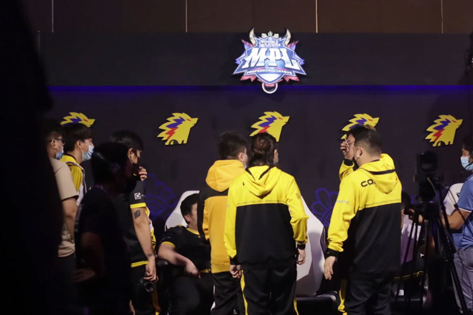  Onic PH share a huddle prior to their match against Omega Esports. 