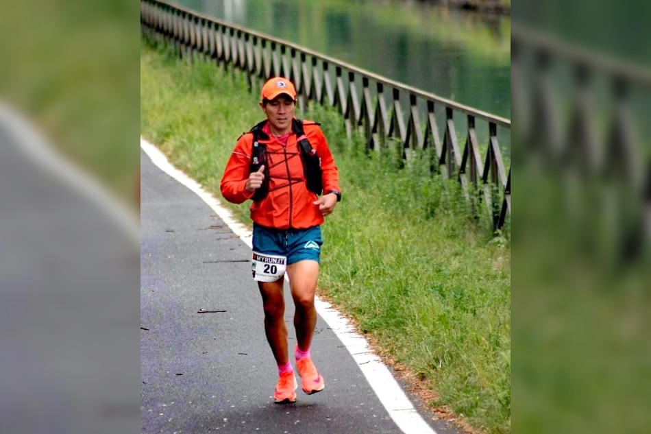 Long-distance runner Rolando Espina sports a pair of pink socks in support of Vice President Leni Robredo's presidential candidacy in Halalan 2022.