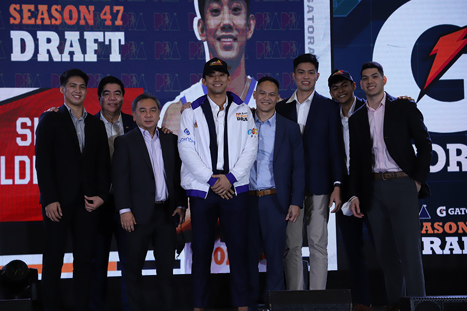 Danny Ildefonso says it’s wrong for his sons Dave and Shaun (pictured, centered) to think they need to be like their father, when it comes to chasing their basketball dreams. PBA Media Bureau