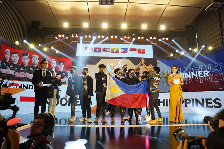 National esports team Sibol's Mobile Legends: Bang Bang squad pose for photos after winning the 31st SEA Games gold medal match against Indonesia. Courtesy: SEA Games 
