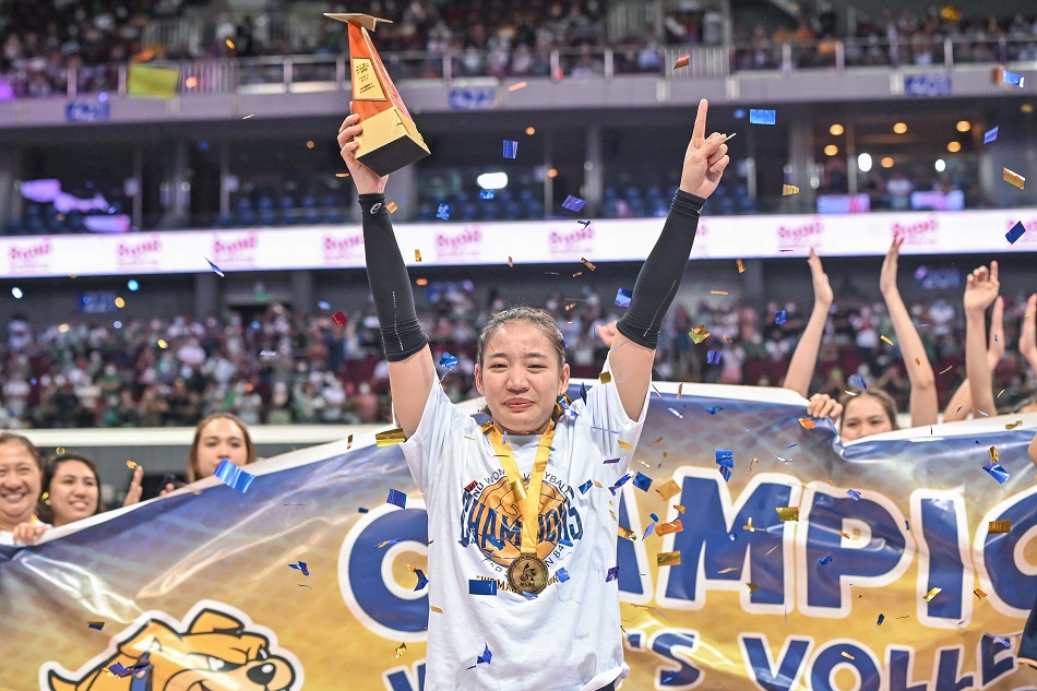 NU captain Cess Robles was named Finals MVP. UAAP Media.