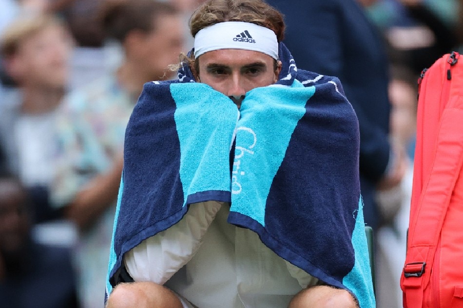  Stefanos Tsitsipas of Greece waits for the roof to close as he plays against Nick Kyrgios of Australia during their Men's third round match at the Wimbledon Championships, in Wimbledon, Britain, 02 July 2022. Kieran Galvin, EPA-EFE.