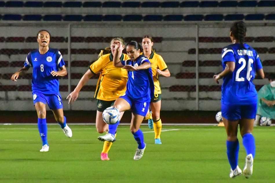  Philippines midfielder Jaclyn Sawicki (4) looks to control the ball against Australia in their ASEAN Football Federation (AFF) Women's Championship match in Manila on July 4, 2022. Mark Demayo, ABS-CBN News.