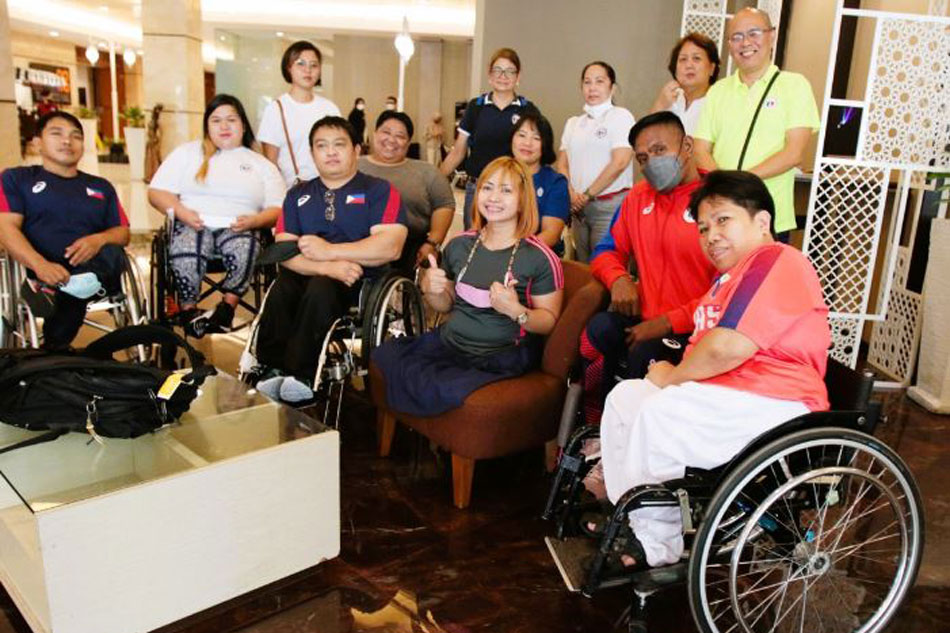 PH powerlifting squad led by flag-bearer Achelle Guion (right) and 2000 Sydney Paralympic Games bronze medalist Adeline Dumapong-Ancheta (fifth from left) pose with PSC staff led by NSA Affairs chief Annie Ruiz (sixth from left) during a break in training in the 11th ASEAN Para Games. Handout photo