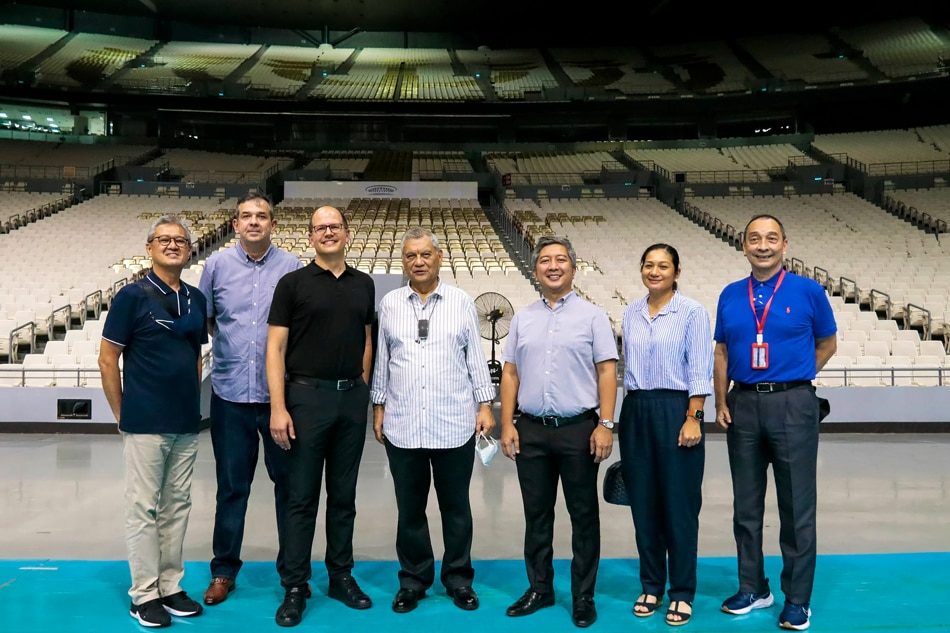 FIBA Secretary General Andreas Zagklis, together with representatives of the Samahang Basketbol ng Pilipinas, visit the Philippine Arena in Bulacan. The world’s largest indoor arena will be one of the venues for the FIBA Basketball World Cup 2023. Photo courtesy of the SBP.