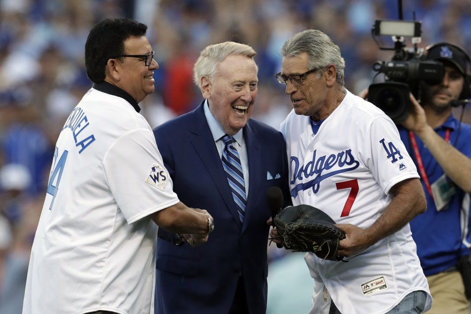 Former Los Angeles Dodgers Fernando Valenzuela (L) and legendary Dodgers broadcaster Vin Scully (C) and former Dodgers catcher Steve Yeager (R) after the ceremonial first pitch before Major League Baseball's (MLB) World Series game two at Dodger Stadium in Los Angeles, California, USA, 25 October 2017. File photo. Mike Nelson, PA-EFE.