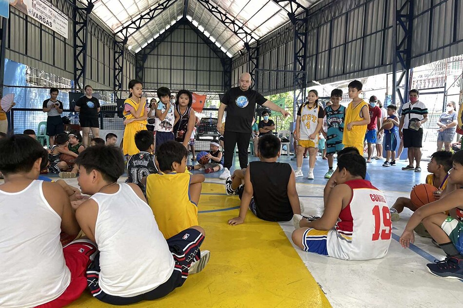 Kapalit ng libreng basketball clinic ng Aubs Academy, hinihiling nito sa mga kalahok na magdala ng mga rekade sa pagluluto na ibibigay sa mga bahay-ampunan. Anjo Bagaoisan, ABS-CBN News