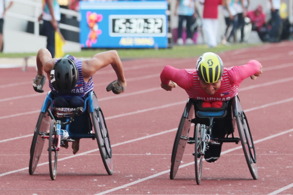  Wheelchair racer Jerrold Mangliwan (right) nipa compatriot Rodrigo Potiotan Jr. for the gold medal in the men’s 100-meter T52 race in the 11th ASEAN Para Games at the Manahan Stadium Monday in Surakarta, Indonesia. Handout photo.