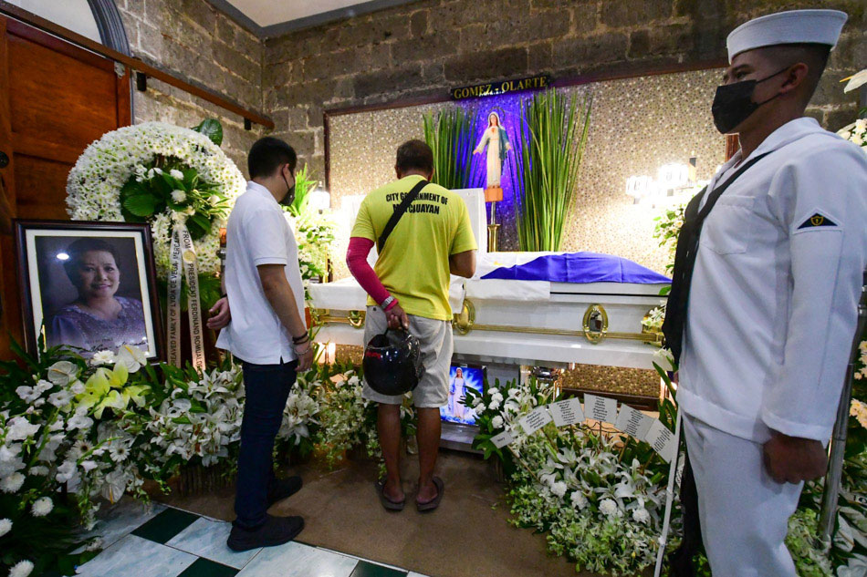 Filipinos pay tribute to Lydia de Vega