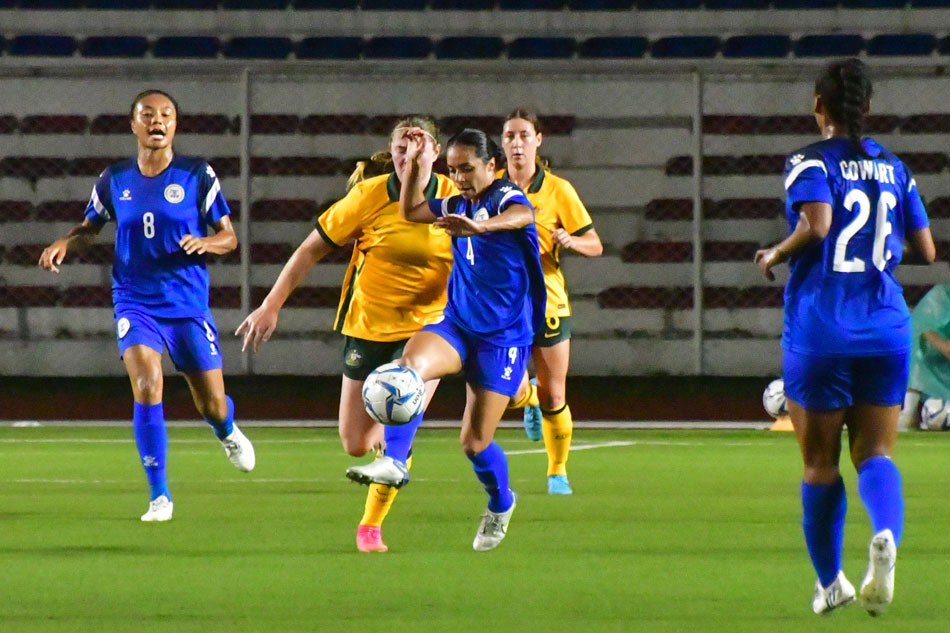 Philippines midfielder Jaclyn Sawicki (4) looks to control the ball against Australia in their ASEAN Football Federation (AFF) Women's Championship match in Manila on July 4, 2022. Mark Demayo, ABS-CBN News.