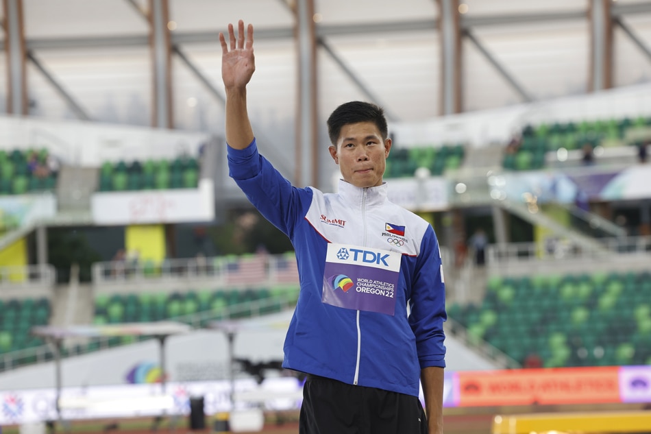   Ernest John Obiena, des Philippines, célèbre sa médaille de bronze lors de la cérémonie de remise des médailles de la finale masculine de Pole Vault aux Championnats du monde d'athlétisme Oregon22 à Hayward Field à Eugene, Oregon, États-Unis, le 24 juillet 2022. John G. Mabanglo, EPA-EFE.