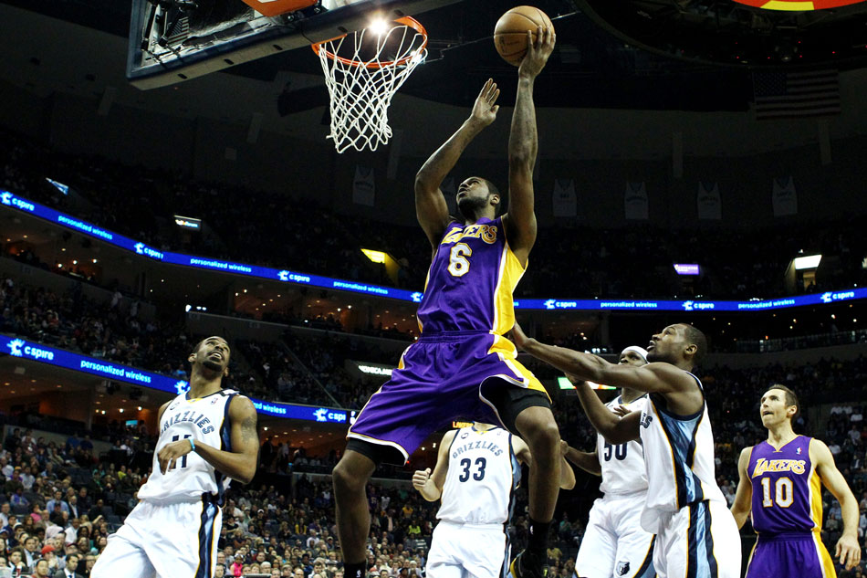 Los Angeles Lakers forward Earl Clark (C) elevates to the basket between Memphis Grizzlies guard Mike Conley (L) and Memphis Grizzlies guard Tony Allen (R) during the first half of NBA action at FedExForum in Memphis, Tennessee, USA, 23 January 2013. File photo. Mike Brown, EPA