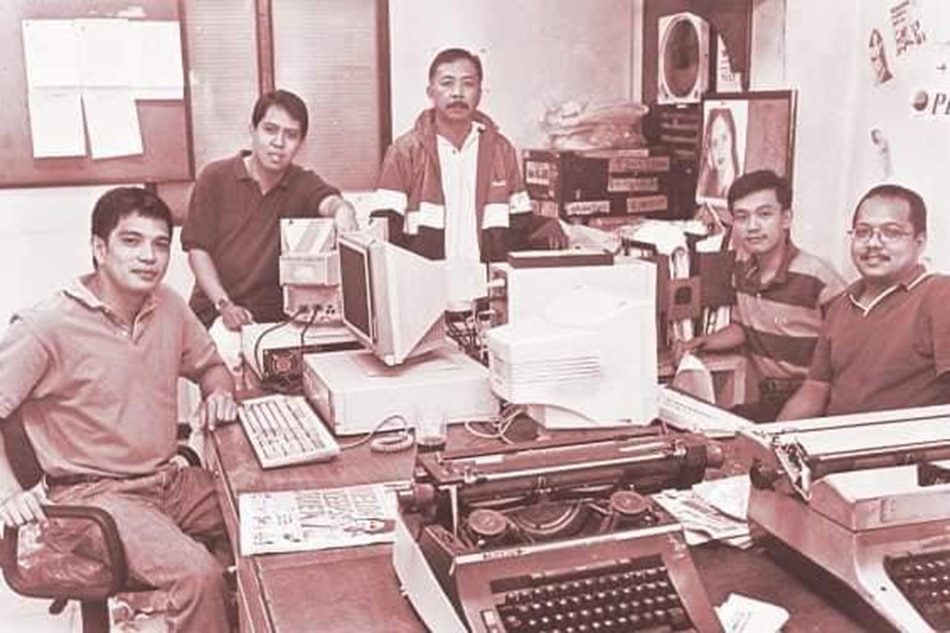 People's Journal sports editor Joe Antonio (center) with Dodo Catacutan (from left), Gerry Ramos, Arman Carandang and Gabby Alvarado. Courtesy of Dodo Catacutan