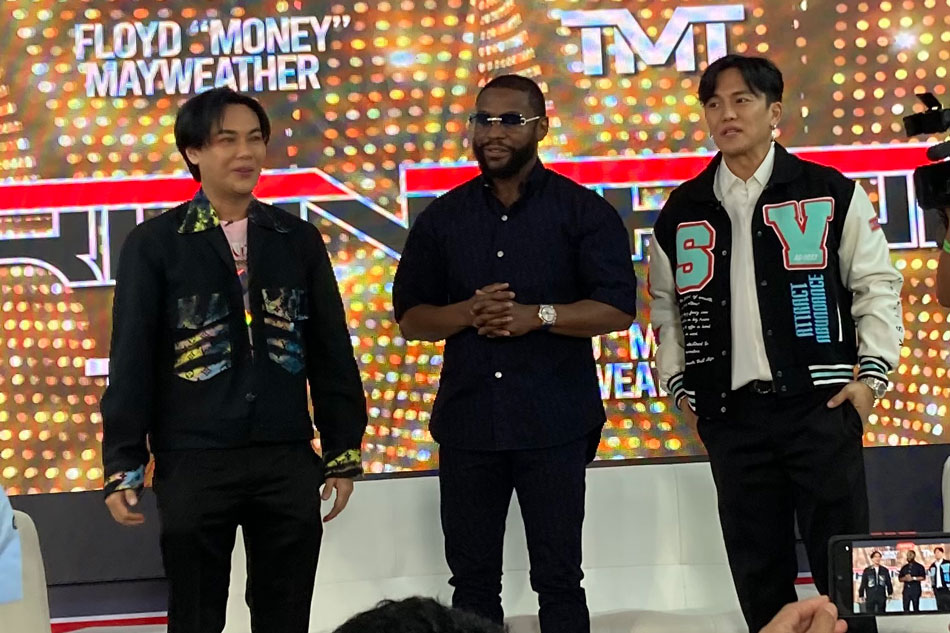 Boxing champion Floyd Mayweather, Jr. (center) with Frontrow executives RS Francisco (left) and Sam Verzosa