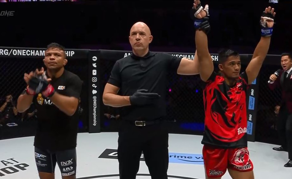 Stephan Loman raises his hands after beating Bibiano Fernandes. Photo grabbed from ONEFC.com