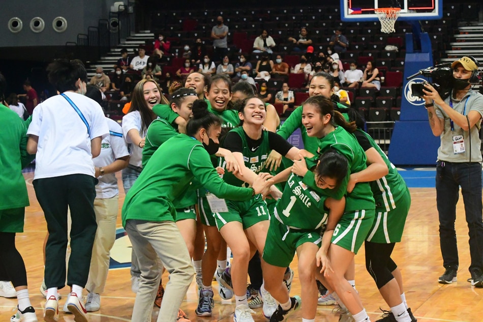 The De La Salle Lady Archers celebrate after advancing to the title series. Mark Demayo, ABS-CBN News