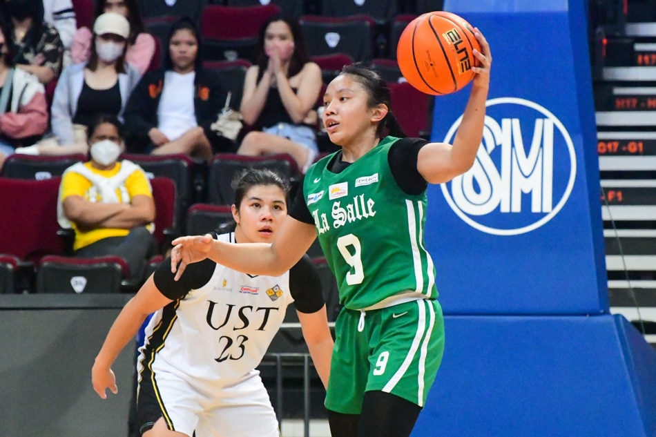 The De La Salle University (DLSU) and University of Santo Tomas (UST) battle for the last slot of the UAAP season 85 women's basketball finals in Pasay City on December 4, 2022. Mark Demayo, ABS-CBN News