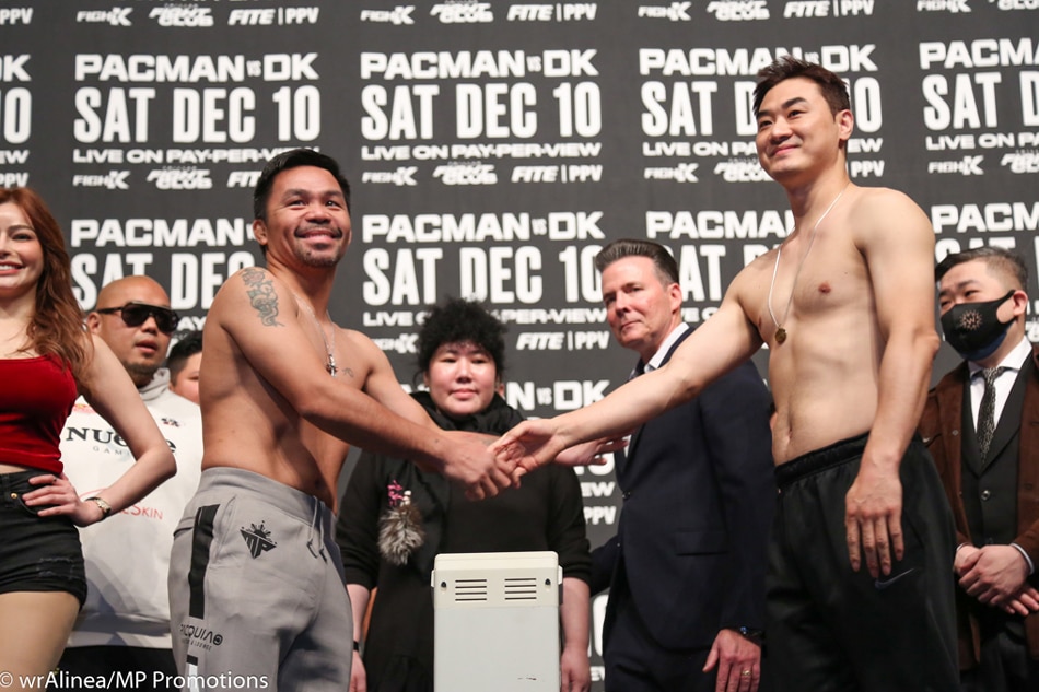 Manny Pacquiao and DK Yoo shake hands after their weigh in at Kintex Arena. Photo from Wendel Alinea