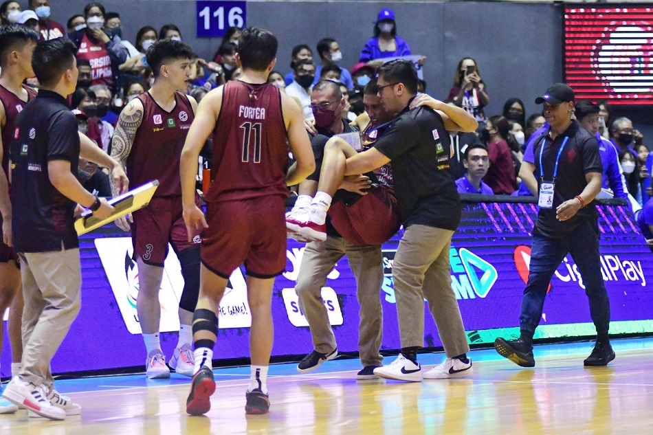 Zavier Lucero had to be carried to the UP bench after hurting his knee in Game 2 of the UAAP Season 85 Finals. Mark Demayo, ABS-CBN News