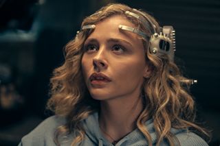 Chloë Grace Moretz, Jack Reynor take charge of their future in 'The Peripheral'