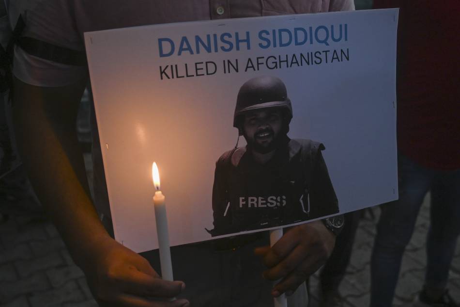 Media personnel pay homage to Reuters journalist Danish Siddiqui at the press club in New Delhi on July 17, 2021, after the Pulitzer Prize-winning photographer with the Reuters news agency was killed covering fighting between Afghan security forces and the Taliban near a border crossing with Pakistan, the media outlet reported, citing an army commander.  Prakash Singh, AFP/file