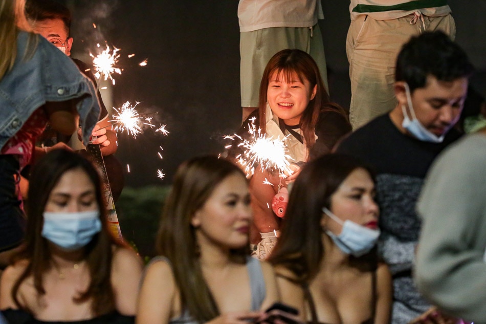 Revelers welcome new year with fireworks in Taguig, QC 10