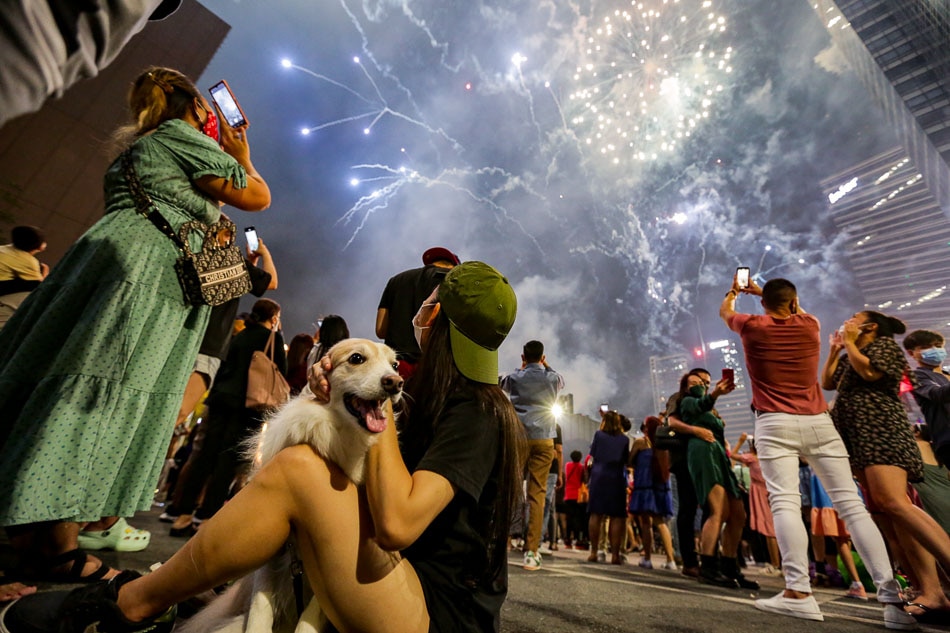 Revelers welcome new year with fireworks in Taguig, QC 6