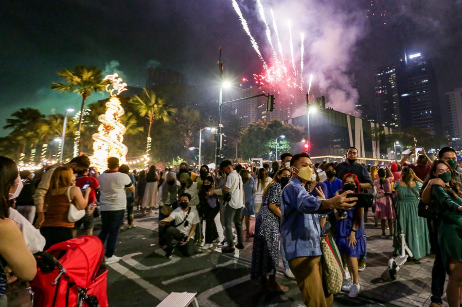 Revelers welcome new year with fireworks in Taguig, QC 9