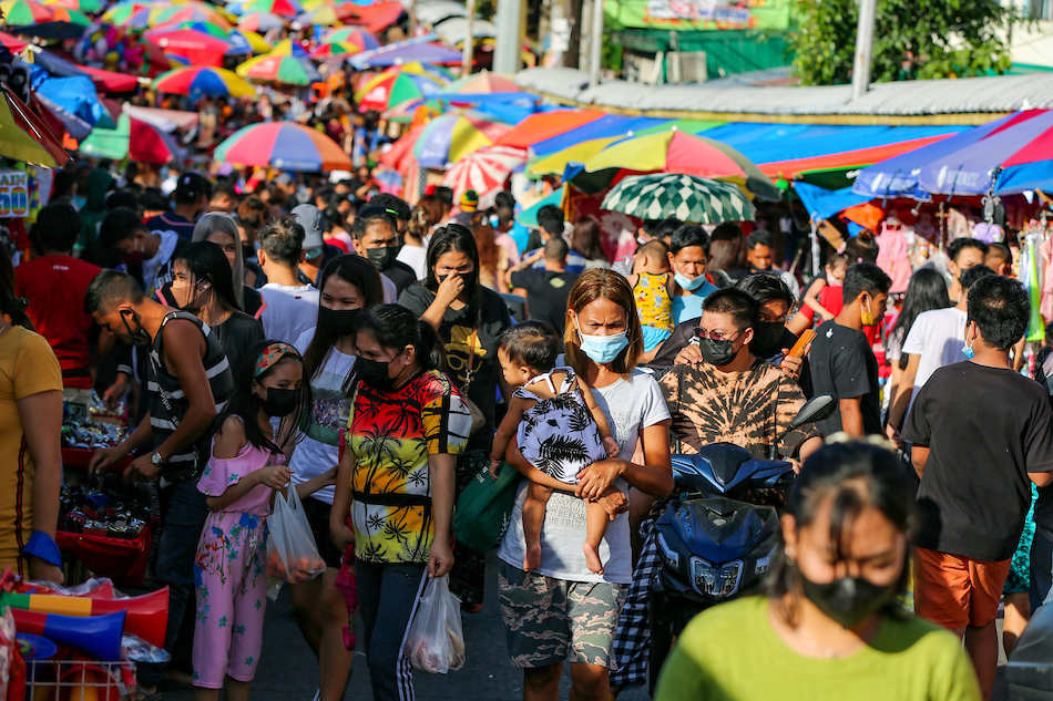 Scores of people shop at the Phase 1 Market in Bagong Silang, Caloocan on Dec. 31, 2021. Jonathan Cellona, ABS-CBN News/File