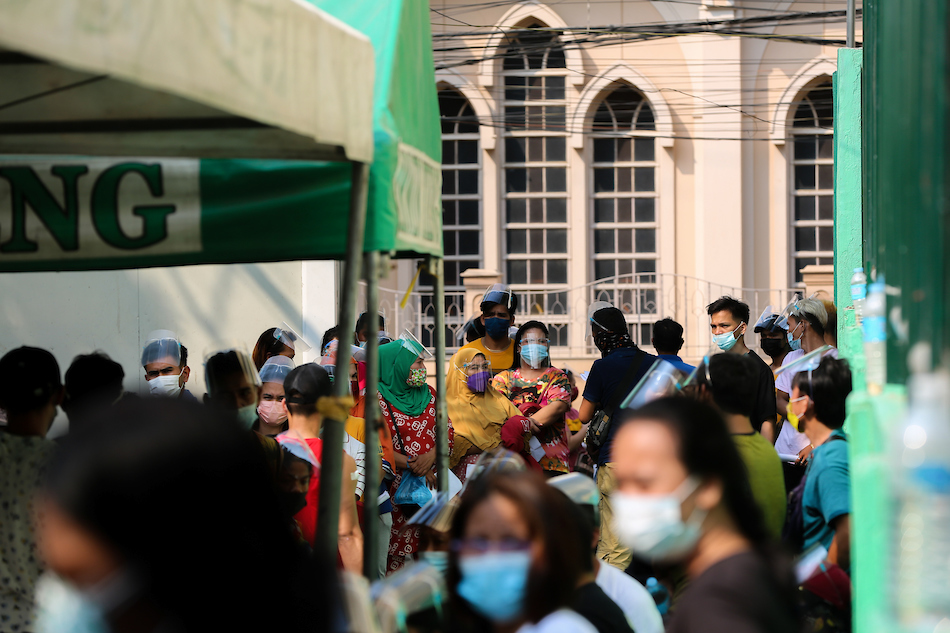 Residents queue to receive their COVID-19 vaccine shots at the BASECO Community health center in Port Area, Manila on January 10, 2022. Jonathan Cellona, ABS-CBN News