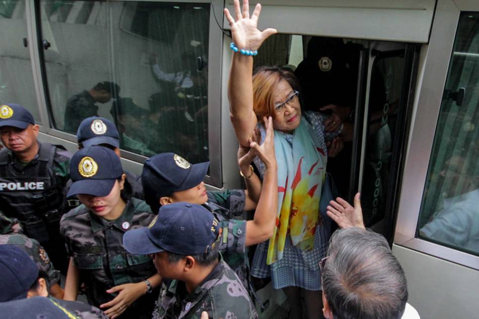 Detained Senator Leila de Lima waves to her supporters as she arrives at a Metropolitan Trial Court branch in Quezon City on August 2, 2018 to attend a hearing. ABS-CBN News/File
