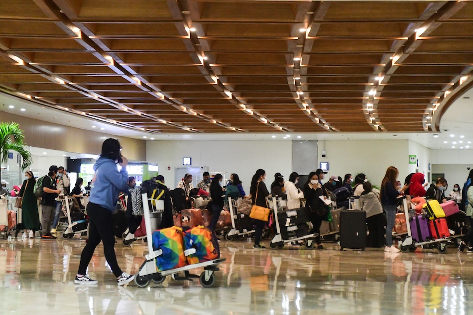 Passengers arrive at the Ninoy Aquino International Airport Terminal 1 in Pasay City on Feb. 1, 2022, the first day of the revised protocols for the entry of returning overseas Filipinos and foreign nationals, regardless of their country of origin. Mark Demayo, ABS-CBN News/File