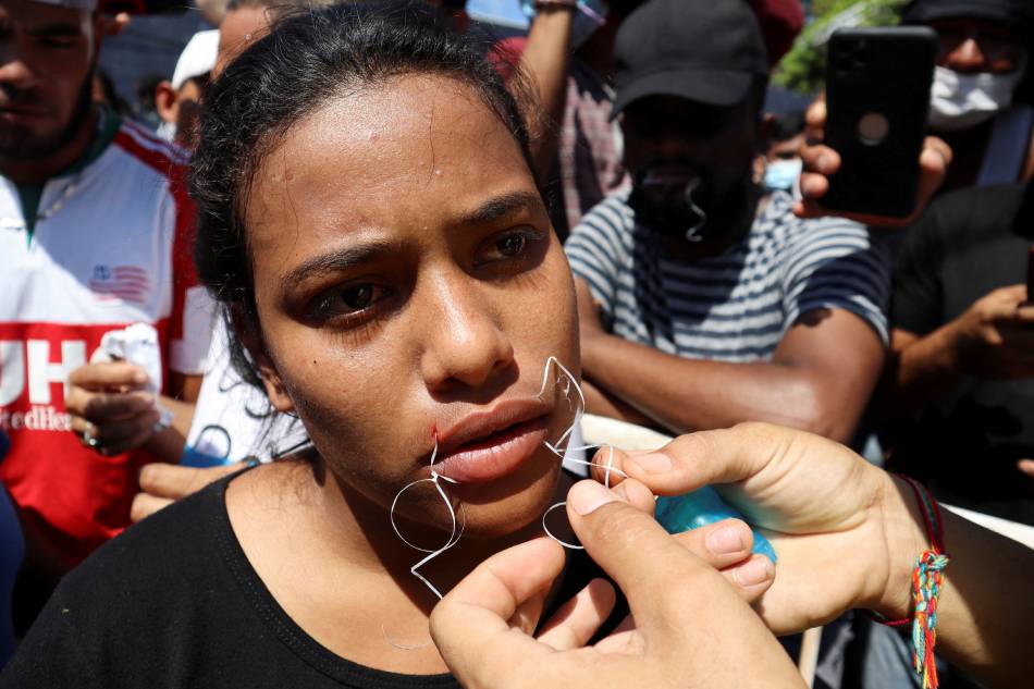 Migrants sew their mouths shut in quest for Mexico passage to US border |  ABS-CBN News