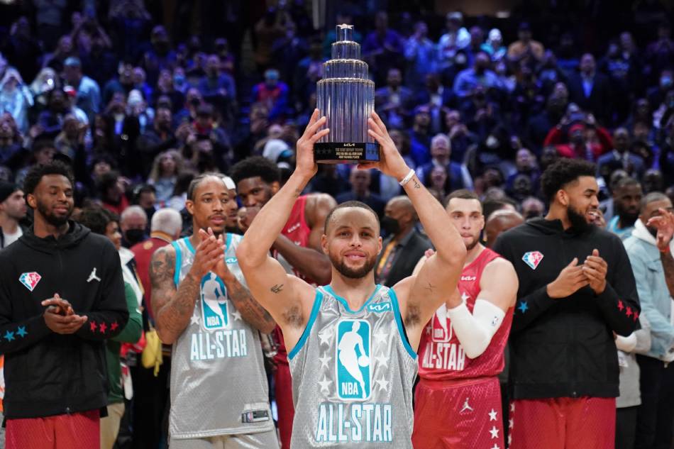 Team LeBron guard Stephen Curry (30) lifts the Kobe Bryant Trophy after the 2022 NBA All-Star Game at Rocket Mortgage FieldHouse. Kyle Terada, USA TODAY Sports/Reuters.