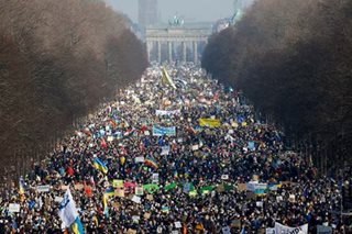 Thousands gather in Berlin to express solidarity with Ukraine
