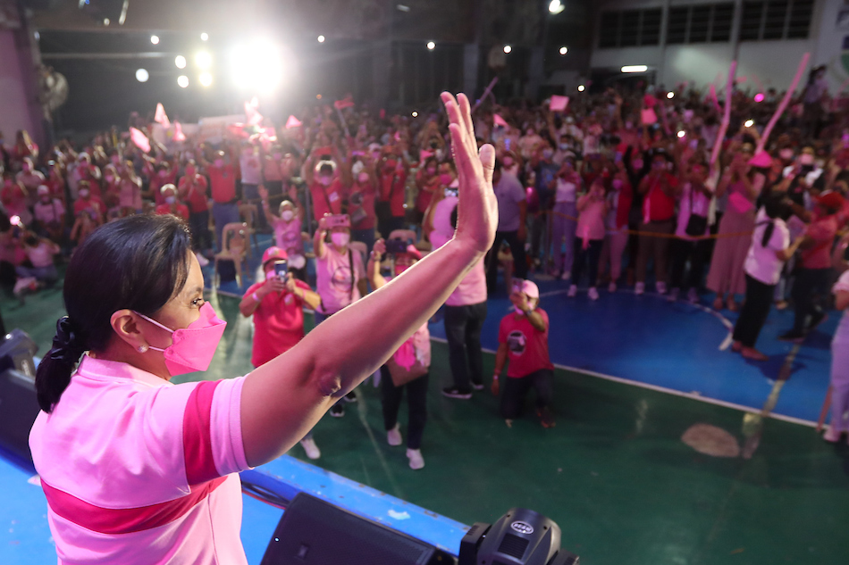 Presidential aspirant Vice President Leni Robredo is welcomed with a bouquet of flowers during the meet and greet with the Batangas District 3 Leni-Kiko volunteers at the First Asia Institute of Technology and Humanities in Tanauan, Batangas. Robredo and her running mate Sen. Kiko Pangilinanhad an audience with the youth at FAITH Colleges
