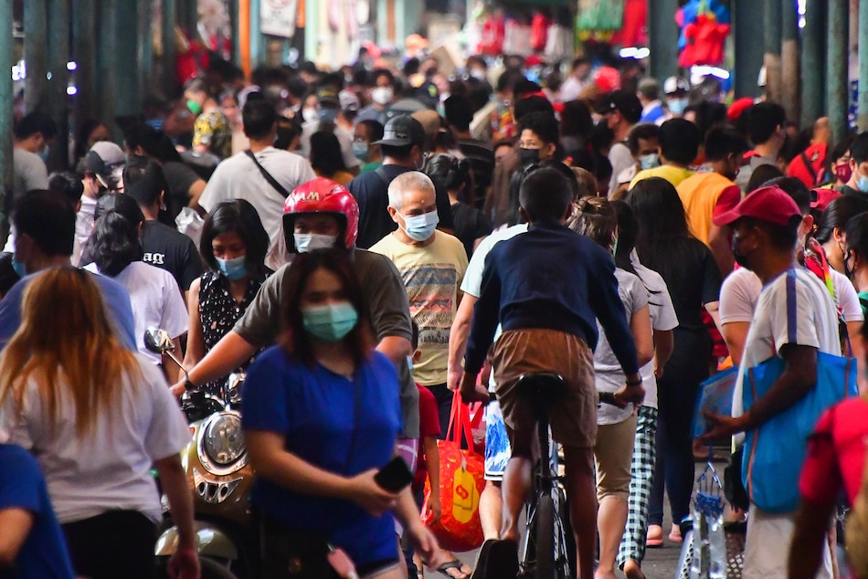 Market-goers navigate the Marikina Public Market on February 20, 2022. Mark Demayo, ABS-CBN News/file 