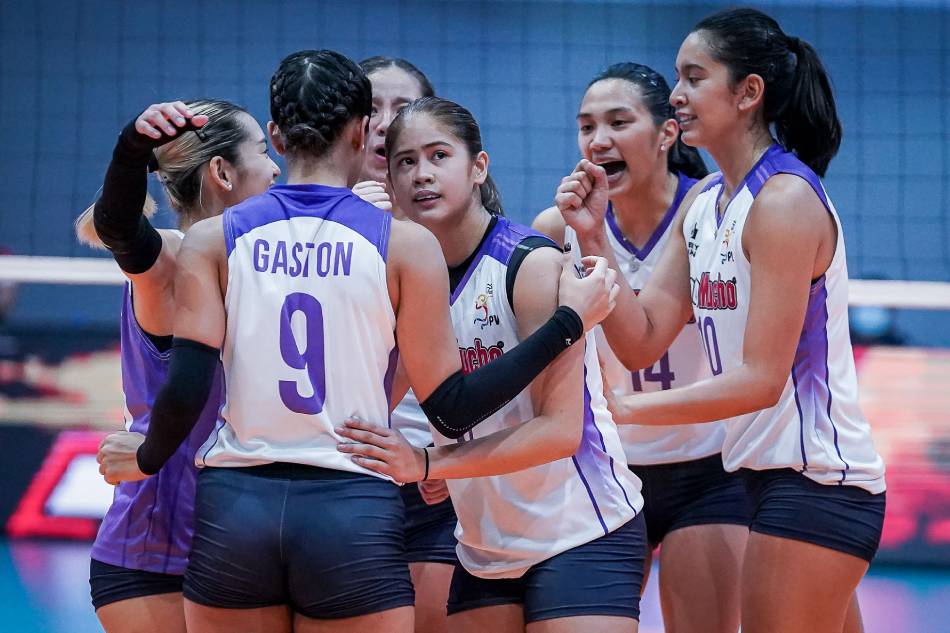 The Choco Mucho Flying Titans improved to 2-0 after a five-set victory against the Chery Tiggo Crossovers. PVL Images.